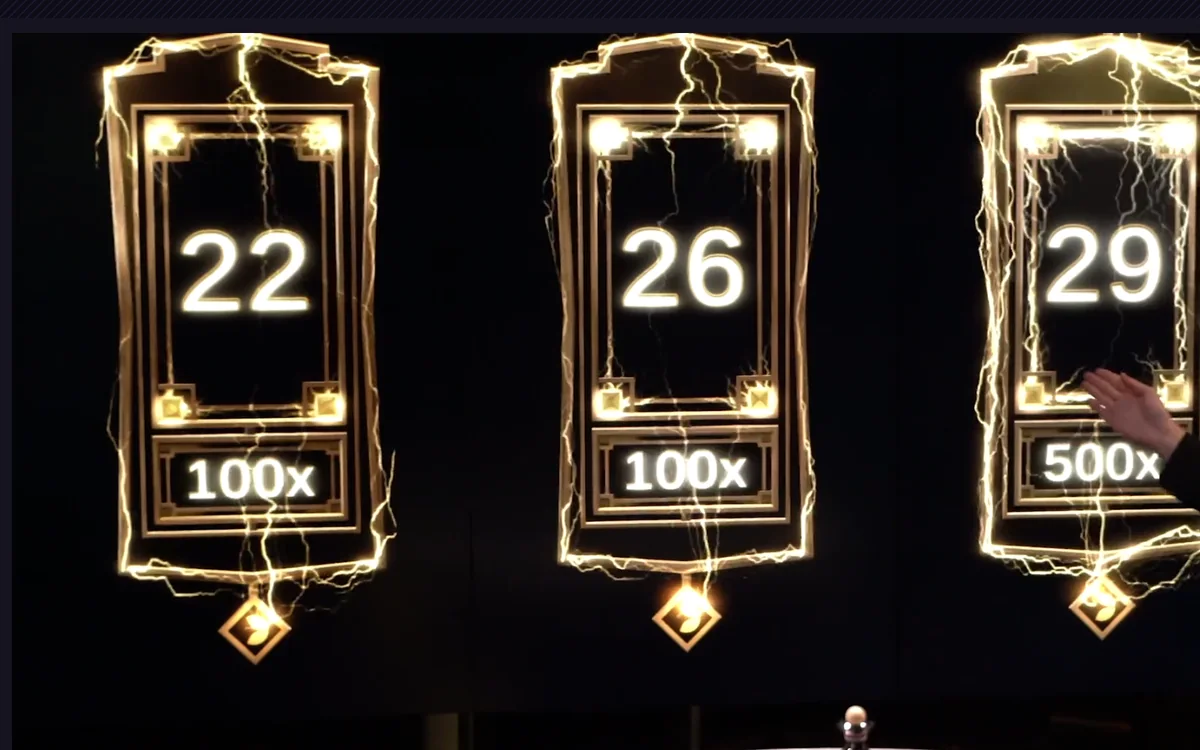 Lightning Roulette von Evolution: vom Blitz getroffene Zahlen mit 100x und 500x, Szene aus dem Video des Herstellers