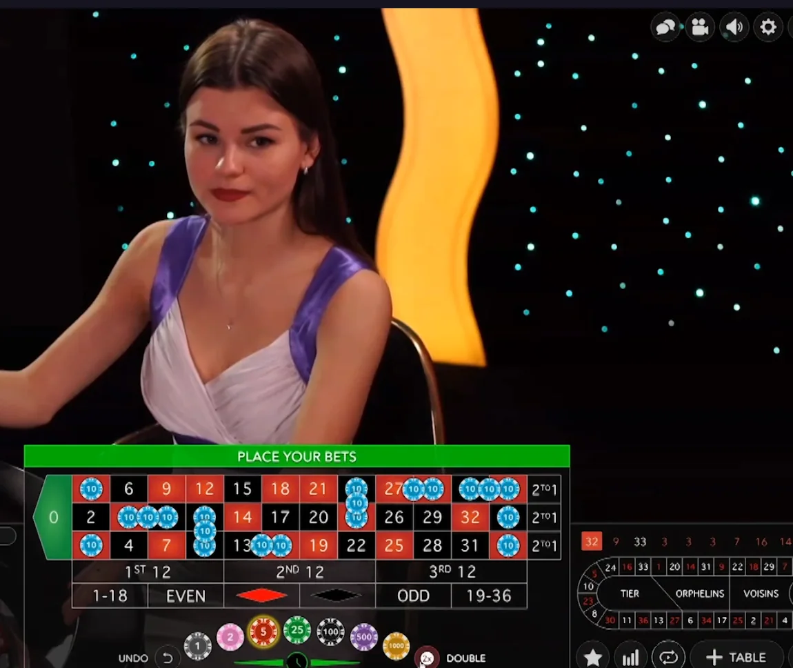 Live-Roulette von Evolution während der Einsatzzeit mit Croupier und Spielfeld, Szene aus dem Video des Herstellers
